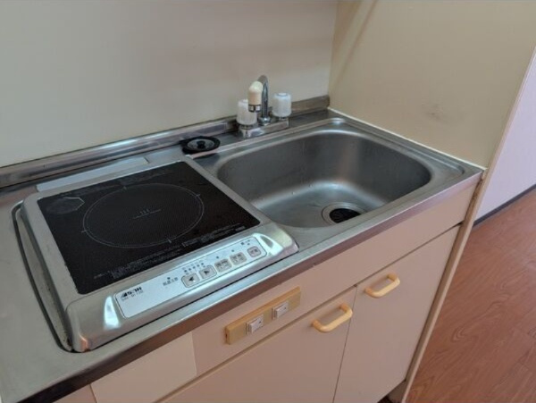 ラトゥール御替地のキッチン|別部屋反転間取の写真となります。