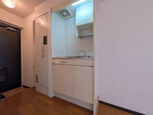 ラトゥール御替地のキッチン|別部屋反転間取の写真となります。