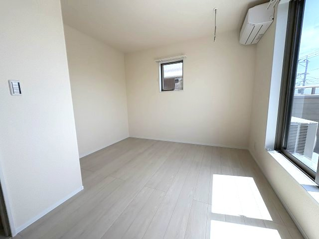 【寝室】 | 福岡市南区屋形原3丁目　1号棟（全2棟）【仲介手数料無料・0円】 | 現地写真。2階主寝室です。