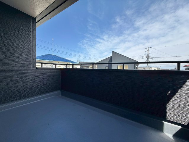 日立市東多賀町３期　新築戸建　のバルコニー|洗濯物も布団もまとめて干せるワイド設計。
広々としたワイドバルコニーで、家事の効率が上がり、日々の暮らしが快適になります。