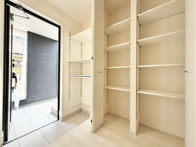 日立市東多賀町３期　新築戸建　の収納|大型のシューズボックスは収納力もたっぷりです♪
可動棚となっており、ブーツや長靴などもそのまま収納可能です！