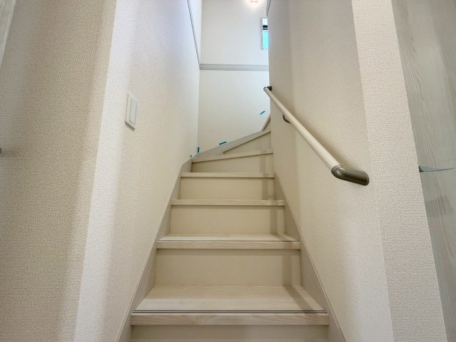 日立市東多賀町３期　新築戸建　のその他|窓付きで明るい階段は、手すり付きでお子様からご年配の方まで安心して上り下りができます♪