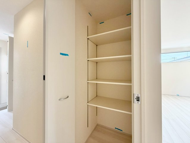 日立市東多賀町３期　新築戸建　の収納|リビング手前にも収納♪空間を有効活用できます◎