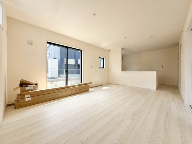 日立市東多賀町３期　新築戸建　の居間・リビング|家族の会話が自然と弾む、広々としたゆとりのLDK。南向きの窓からたっぷりの光が射し込む明るく快適な空間です。