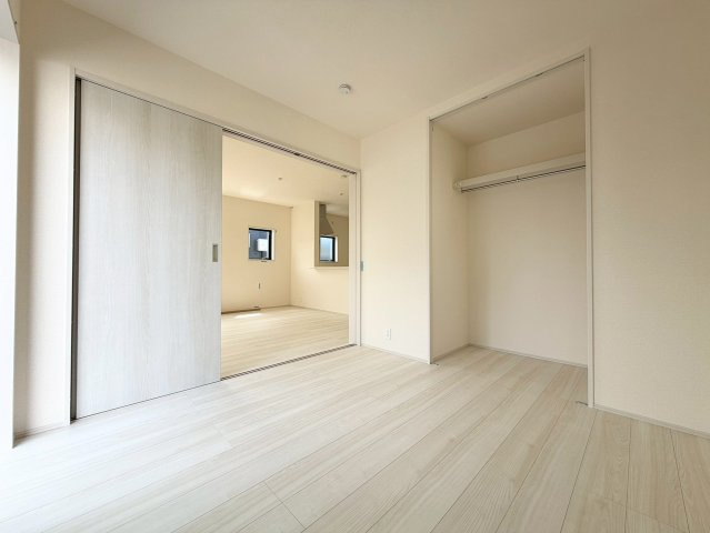 日立市東多賀町３期　新築戸建　の洋室|リビングと繋がる多目的な空間は、客間やお子様の遊び場、家事スペースとしても活躍します。
