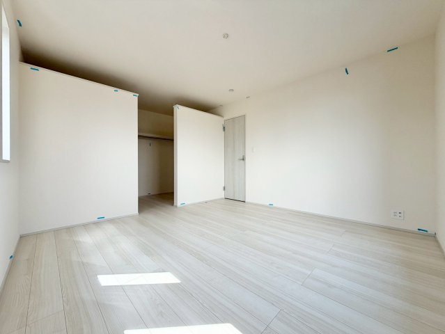 日立市東多賀町３期　新築戸建　の洋室|バルコニーに面した２面採光で明るく開放的な洋室です♪