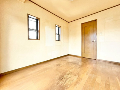 【寝室】 | 吹田市千里山東１丁目中古戸建 | 現在ご返済中のカーローン・カードローン・教育ローンなどを住宅ローンに一本化したり、家具家電購入費用・引越し費用を住宅ローンと組み合わせるなど、お客さまにメリットの多い住宅ローンのご提案が可能です。