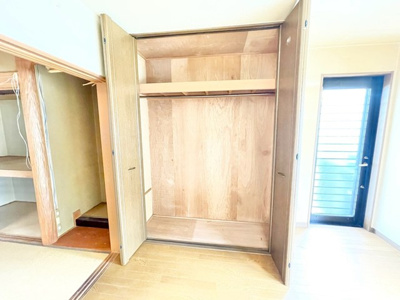 【収納】 | 吹田市千里山東１丁目中古戸建 | こちらの物件近くの教育施設や、スーパー・公園など、物件周辺の住環境を併せてご案内させて頂きます。ぜひ、現地での暮らしをイメージなさって下さい！