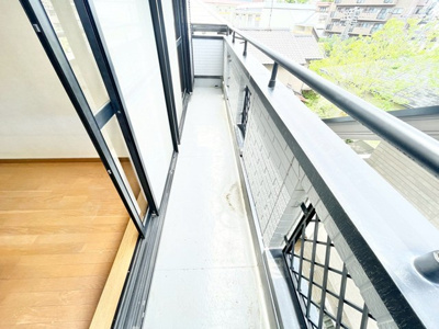 【バルコニー】 | 吹田市千里山東１丁目中古戸建 | エイブル売買事業部では、箕面市・豊中市・吹田市・池田市・茨木市・高槻市の北摂エリア全域で、物件のご紹介を致しております。北摂エリアにて購入物件をお探しの際は、当社までお問合せ下さいませ。