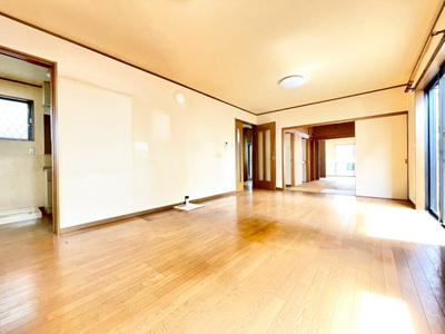 【洋室】 | 吹田市千里山東１丁目中古戸建 | 現在ご返済中のカーローン・カードローン・教育ローンなどを住宅ローンに一本化したり、家具家電購入費用・引越し費用を住宅ローンと組み合わせるなど、お客さまにメリットの多い住宅ローンのご提案が可能です。
