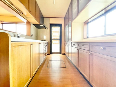 【キッチン】 | 吹田市千里山東１丁目中古戸建 | こちらの物件近くの教育施設や、スーパー・公園など、物件周辺の住環境を併せてご案内させて頂きます。ぜひ、現地での暮らしをイメージなさって下さい！