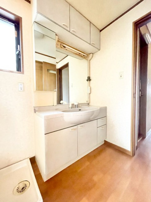 【洗面所】 | 吹田市千里山東１丁目中古戸建 | 弊社のファイナンシャルプランナーより、将来に向けた資金計画・住宅ローンの無料相談が皆様に大変ご好評頂いております！物件ご購入の前に、まずはお気軽にご相談くださいませ。