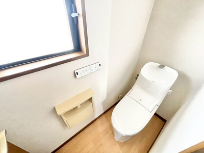 【トイレ】 | 吹田市千里山東１丁目中古戸建 | こちらのサイトに掲載されている全ての物件が、当社にてご紹介可能です！気になる物件がありましたら、弊社スタッフまでお気軽にお問合せ下さいませ。