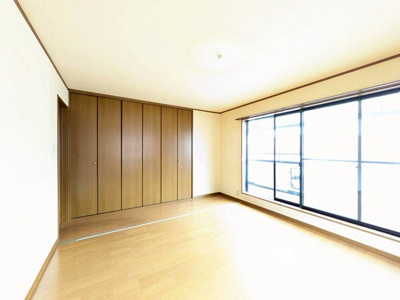 【洋室】 | 吹田市千里山東１丁目中古戸建 | サイトに掲載されていない箇所の写真、撮影してお届けさせて頂きます！気になる物件で、見たい部分の画像が無い場合は、弊社スタッフまでご連絡下さいませ。お客様の気になる箇所を、カメラにて撮影して参ります！