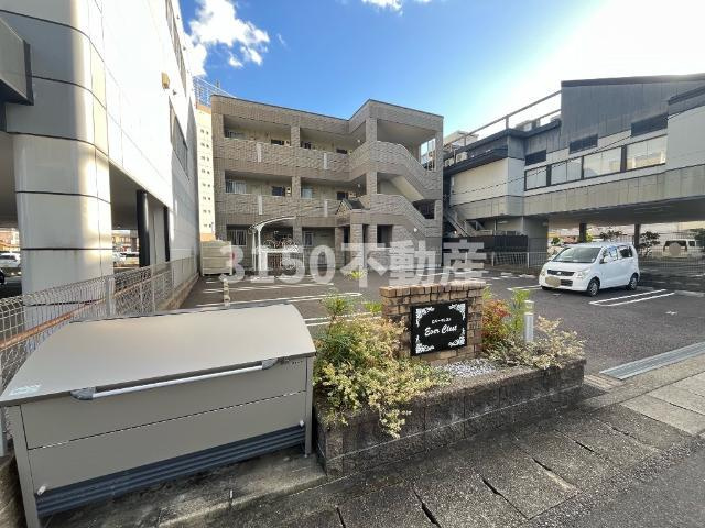 エバークレストの駐車場|外観写真（昼）