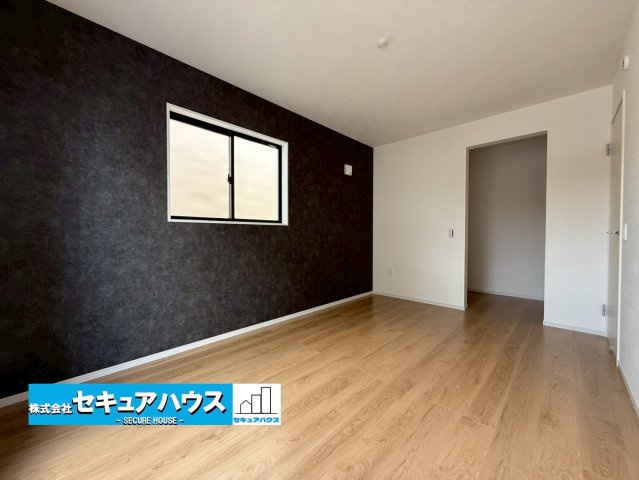 【同施工物件ご案内可】名古屋市南区楠町　全3棟の内観：施工例|【洋室イメージ】
◆家族一人ひとりの大切なプライベート空間。趣味に合わせて使って頂けるようシンプルに仕上げてあります。暮らし心地を大きく左右する収納を、適材適所に配置し使い勝手を考慮しました。　