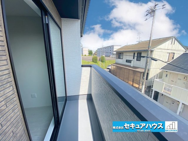 【同施工物件ご案内可】名古屋市南区楠町　全3棟の内観：施工例|【バルコニーイメージ】
◆見晴らしもよく、太陽の温かな温もりをめいっぱい受け止めてくれます。
太陽の光と爽やかな風を受けたお洗濯物はあっという間に乾き、取りこむ時には太陽の匂いを感じられそうですね。　