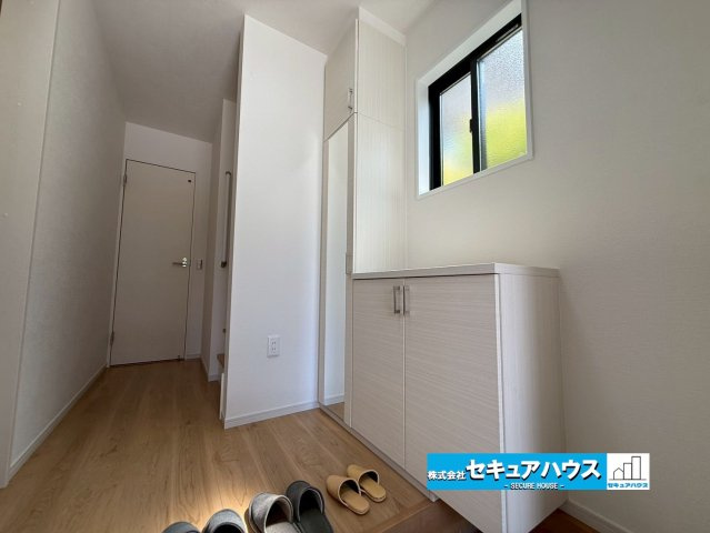 【同施工物件ご案内可】名古屋市南区楠町　全3棟の内観：施工例|【玄関イメージ】
◆光が差し込み明るいです。気分も晴れやかになりますね。
◆玄関には、収納力のあるシューズボックスがございます。玄関まわりがすっきり片付きます。　