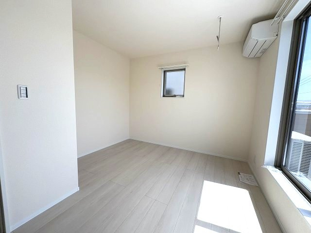 【寝室】 | 福岡市南区屋形原3丁目　2号棟（全2棟）【仲介手数料無料・0円】 | 現地写真。2階主寝室です。
