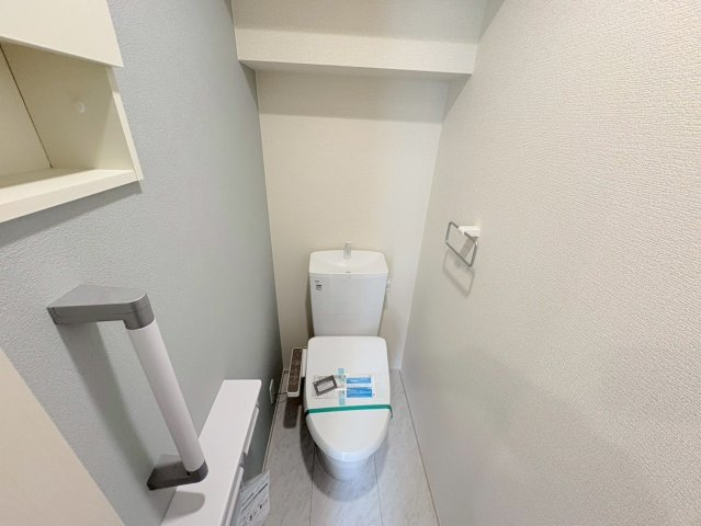 リーブルファイン　各務原市蘇原東栄町　全1区画分譲のトイレ|超表面平滑加工とイオンパワーの「セフィオンテクト」加工で、汚れが付きにくく落ちやすい仕様で清潔です。
便器にフチがないので汚れが隠れて見えない部分がありません。お手入れがとってもラクラクです。