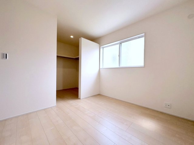 リーブルファイン　各務原市蘇原東栄町　全1区画分譲の洋室|全居室にたっぷり収納できる大型クローゼット、居室部分の窓ガラスには間に空気層を設けたペアガラスを採用。
高い断熱性と共にガラス面の結露対策にも効果を発揮します。