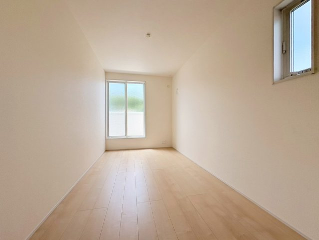 リーブルファイン　各務原市蘇原東栄町　全1区画分譲の洋室|全居室にたっぷり収納できる大型クローゼット、居室部分の窓ガラスには間に空気層を設けたペアガラスを採用。
高い断熱性と共にガラス面の結露対策にも効果を発揮します。