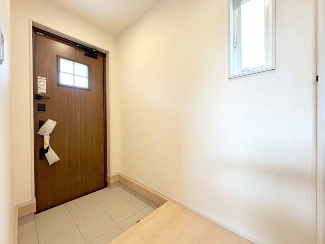 リーブルファイン　各務原市蘇原東栄町　全1区画分譲の玄関|大容量のシューズ収納付きで玄関周りもすっきり！玄関ドアからの光が玄関ホールを明るくしてくれます。