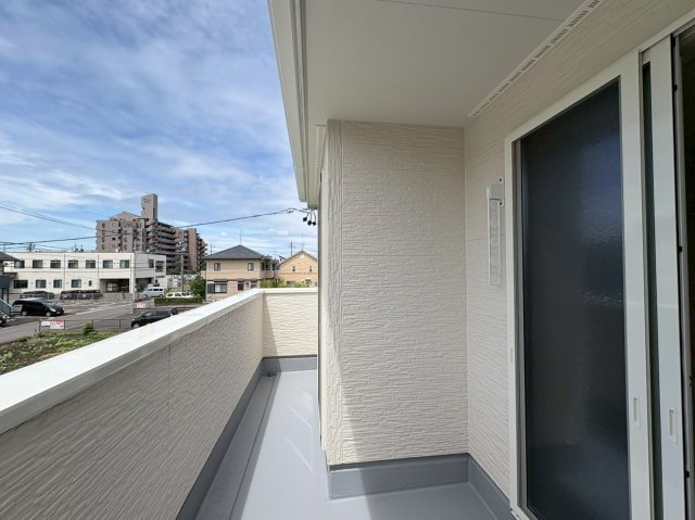 リーブルファイン　各務原市蘇原東栄町　全1区画分譲のバルコニー|バルコニーは南向きで洗濯物もよく乾きます！強度と表面積硬度を持つFPRで防水しています。