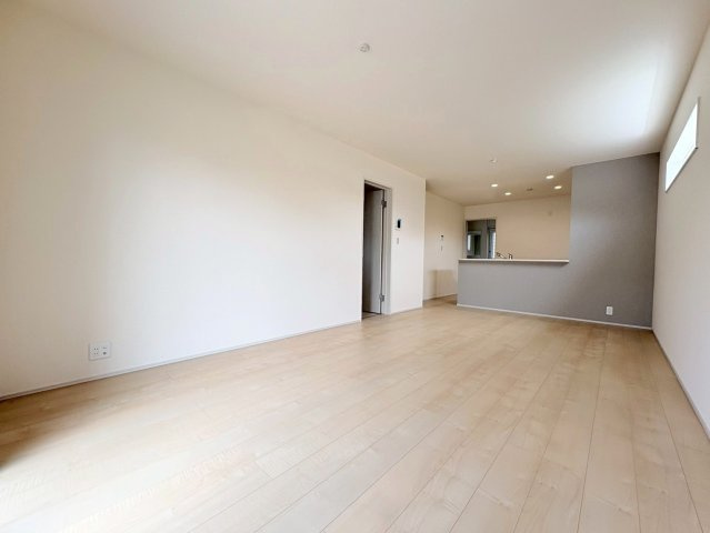 リーブルファイン　各務原市蘇原東栄町　全1区画分譲の居間・リビング|明るい日差しをふんだんに取り込んだリビングダイニングは家族の笑顔につつまれた素敵な空間になります。
一建設の家は精度が高く丈夫な工法を採用し、「住宅トップランナー基準」に対応しています。