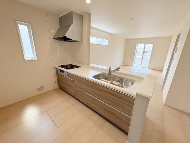 リーブルファイン　各務原市蘇原東栄町　全1区画分譲のキッチン|機能的で手入れがしやすいシステムキッチンでお掃除も楽々。蛇口は浄水器内蔵型で節湯CI対応水栓です。　
人造大理石カウンターやキッチンパネルなど明るくきれいにお使いいただけます。