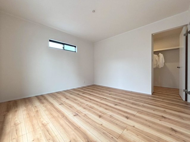 【商談中】ダイマルタウン　岐阜市茜部菱野第3　全4区画分譲の寝室|全居室に大型収納を設置。高性能な断熱材で丸ごと覆った高気密・高断熱の家で、夏も冬も快適に過ごせます。