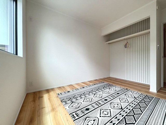 【商談中】ダイマルタウン　岐阜市茜部菱野第3　全4区画分譲の洋室|全居室に大型収納を設置。窓ガラスは断熱性能や結露防止効果の高いLOW-E複層ガラスを採用しています。