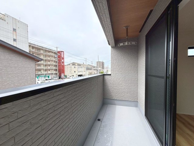 【商談中】ダイマルタウン　岐阜市茜部菱野第3　全4区画分譲のバルコニー|バルコニーは南向きで洗濯物もよく乾きます！強度と表面積硬度を持つFPRで防水しています。