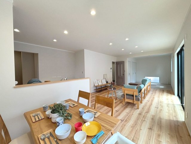 【商談中】ダイマルタウン　岐阜市茜部菱野第3　全4区画分譲の居間・リビング|※家具配置イメージ
シンプルで温かみのあるナチュラルテイストのリビングダイニング。広々設計でゆとりのある空間です。