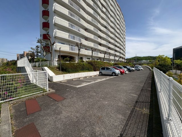 名谷7団地33号棟の駐車場|カースペースがあります