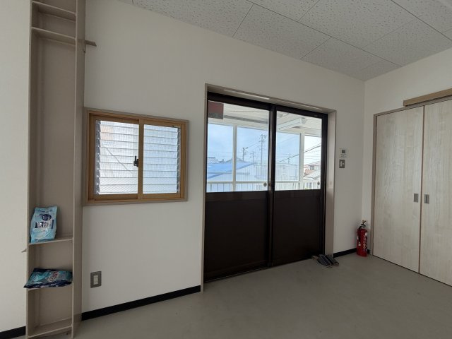西山町貸事務所の玄関