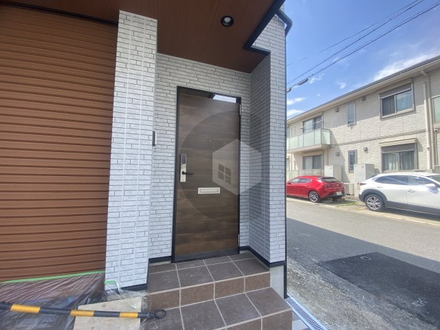 横沼町ガレージハウスのエントランス