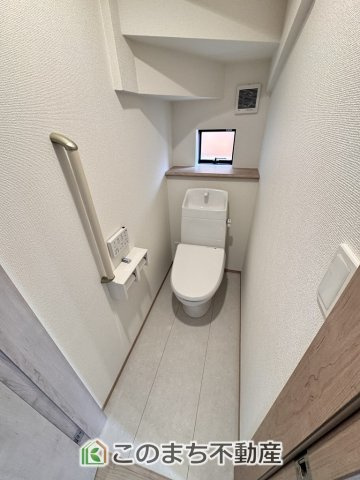 ハートフルタウン宇都宮市江曽島1丁目のトイレ|小窓から換気ができて清潔なトイレスペース☆