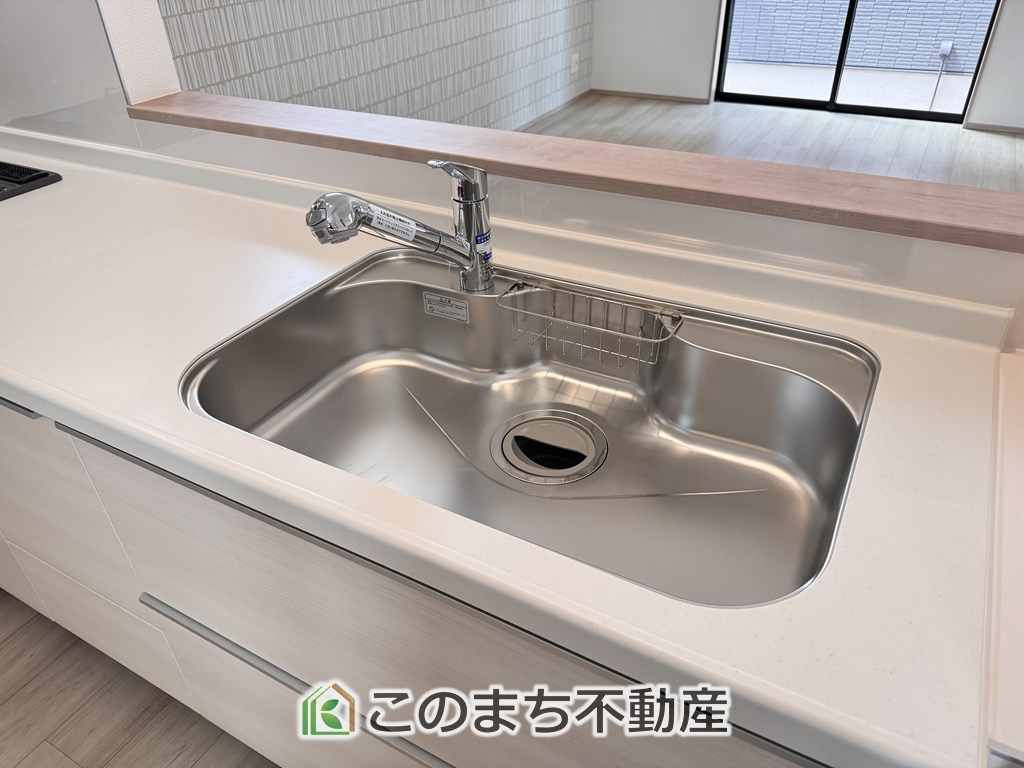 ハートフルタウン宇都宮市江曽島1丁目のキッチン|ビルトイン型浄水器を内蔵したキッチン水栓。お米を研いだり、野菜を洗ったりするときなど用途に応じてワンタッチで浄水に切り替えが可能です。カートリッジ式なので、フィルターを簡単に交換する事が出来ます。