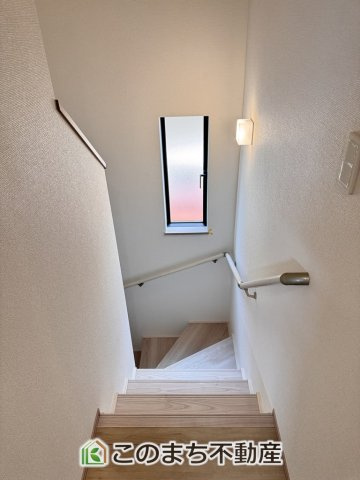 ハートフルタウン宇都宮市江曽島1丁目の内装|手すり付きで小さなお子様にも安心の階段スペースです☆
