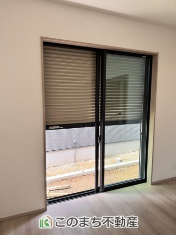 ハートフルタウン宇都宮市江曽島1丁目の設備|1階掃出し窓はシャッター雨戸で防犯性アップ♪