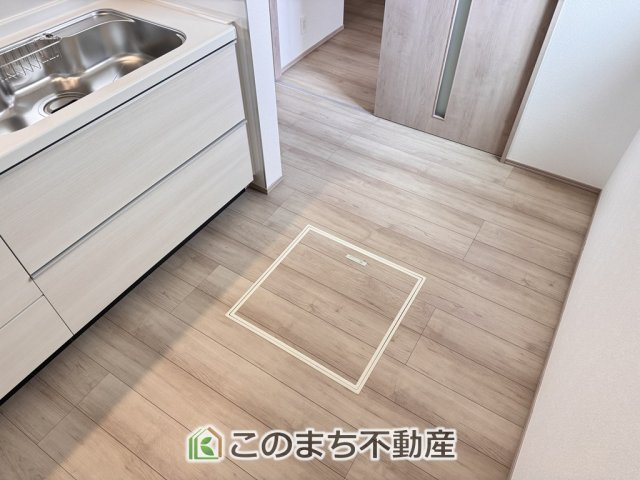 ハートフルタウン宇都宮市江曽島1丁目のキッチン|床下収納は意外と容量があり、日常のストックにも大活躍です♪