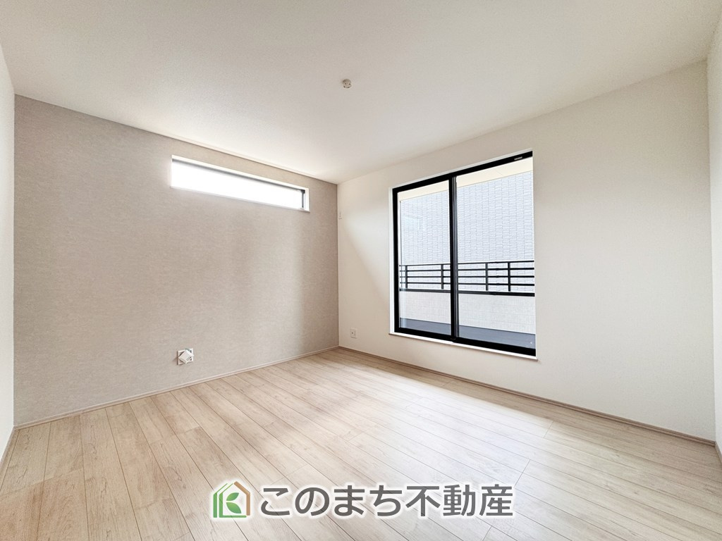 ハートフルタウン宇都宮市江曽島1丁目の洋室|日当たりが良く明るい洋室です。クローゼット付きで家具の配置がしやすく居心地の良いプライベート空間を演出します。