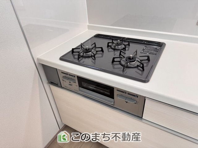 ハートフルタウン宇都宮市江曽島1丁目のキッチン|三ツ口コンロ採用で、同時調理もスムーズ◎！お料理を並べられるカウンター付きで、配膳・片付けをサポート！リビングで過ごすご家族とコミュニケーションを楽しみながら作業可能です♪