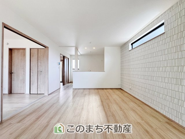 ハートフルタウン宇都宮市江曽島1丁目の居間・リビング|開放感のある広々としたリビング☆家族みんなでゆったりくつろげます♪
南側から暖かな日差しが差し込みます♪キッチンからリビングの様子がよく見渡せます☆
