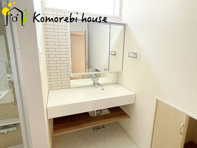 上尾市浅間台2丁目　新築一戸建て　ブルーミングガーデン　02の独立洗面台|独立洗面台あり、毎朝おしゃれに忙しい女性の方におすすめです