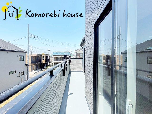 上尾市浅間台2丁目　新築一戸建て　ブルーミングガーデン　02のバルコニー|開放的で明るい空間を演出してくれるバルコニーです