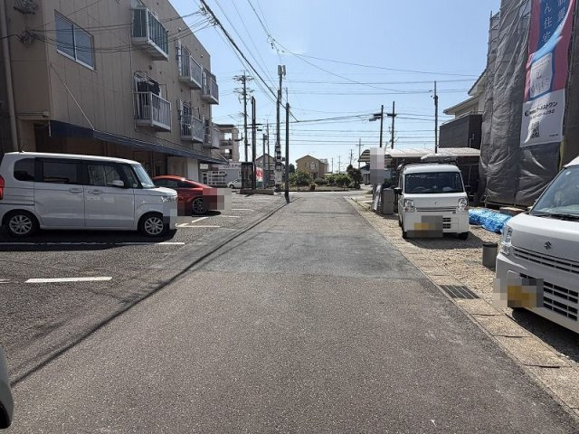 各務原市鵜沼朝日町5丁目　1号棟の前面道路含む現地写真