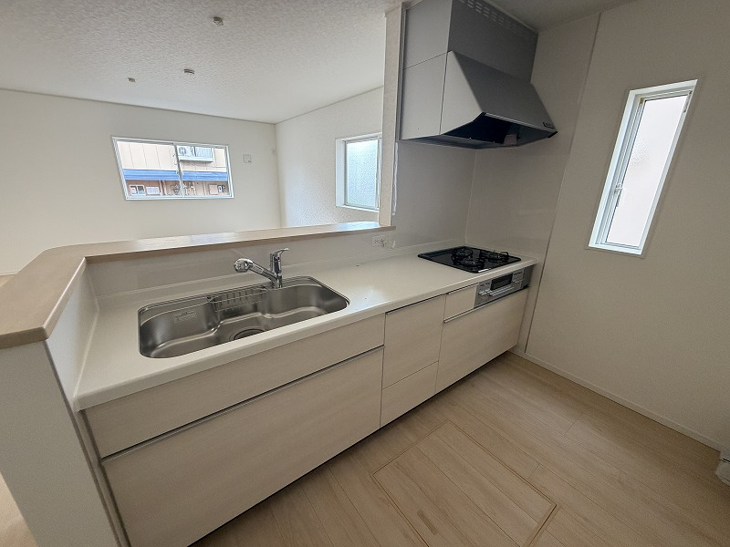 各務原市鵜沼朝日町5丁目　1号棟のキッチン|作業スペースを多くとった対面キッチン。夫婦そろってキッチンに立っても調理がしやすくゆとりある広さ。