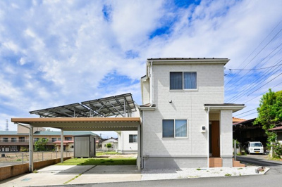 【外観】 | 桐生市相生２丁目　太陽光付き住宅 | 青空に映える白を基調としたおしゃれなエクステリア